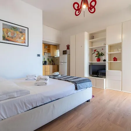 דירה Bright With Terrace & Parking