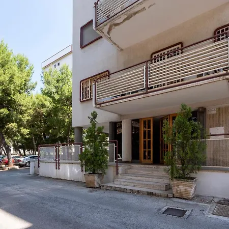 Bright With Terrace & Parking باري